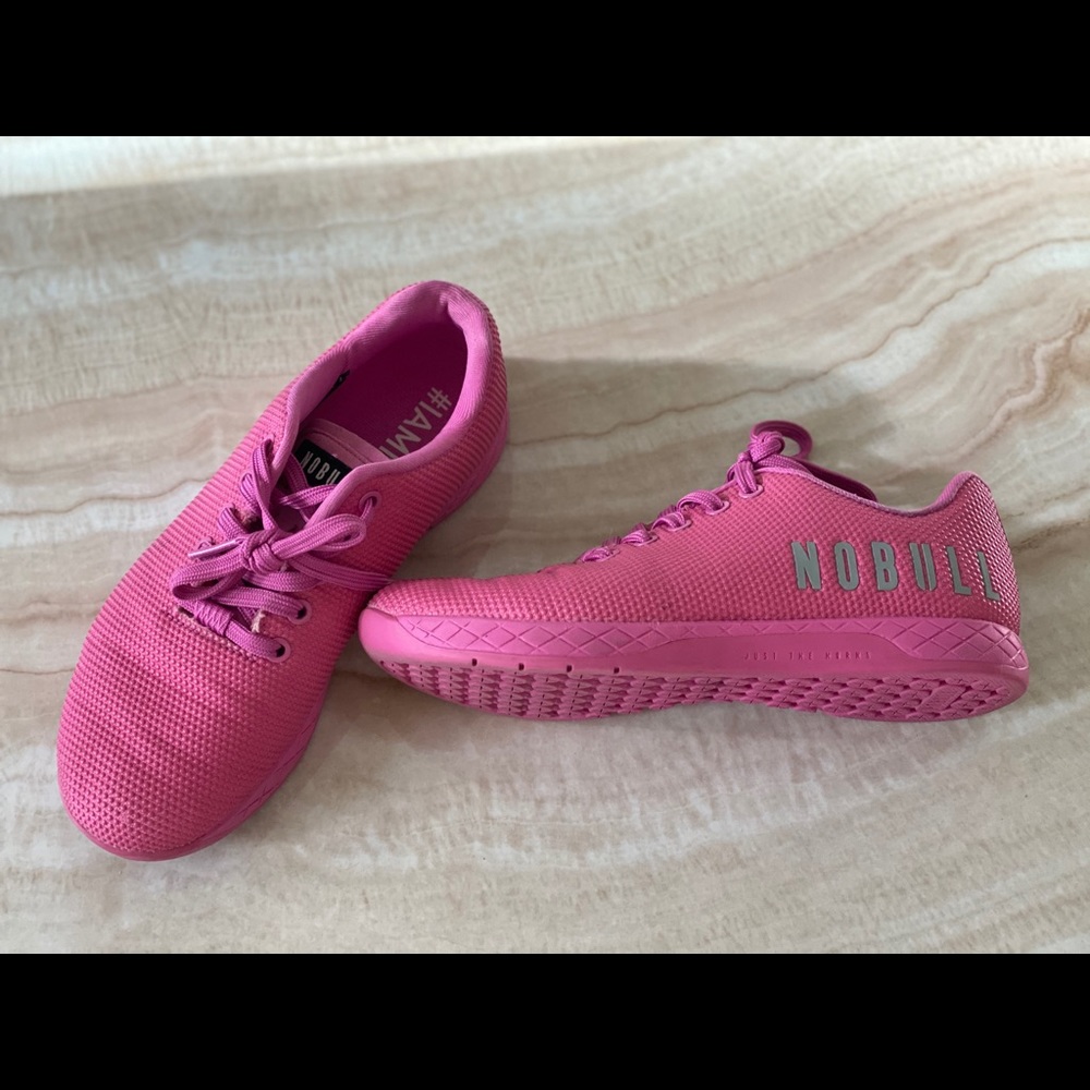 No bull shoe.  Pink. size 8. Like new.